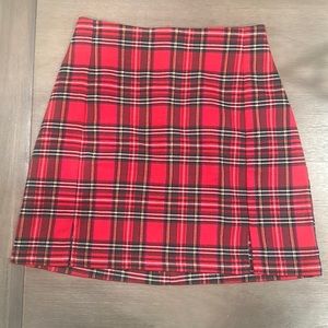 Brandy Melville Red green plaid skirt. One sise (estimated 0-2)